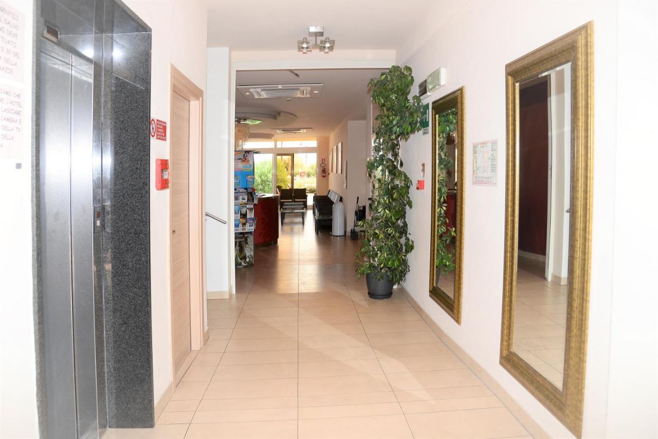Hotel Cosmopol Cesenatico Esterno foto