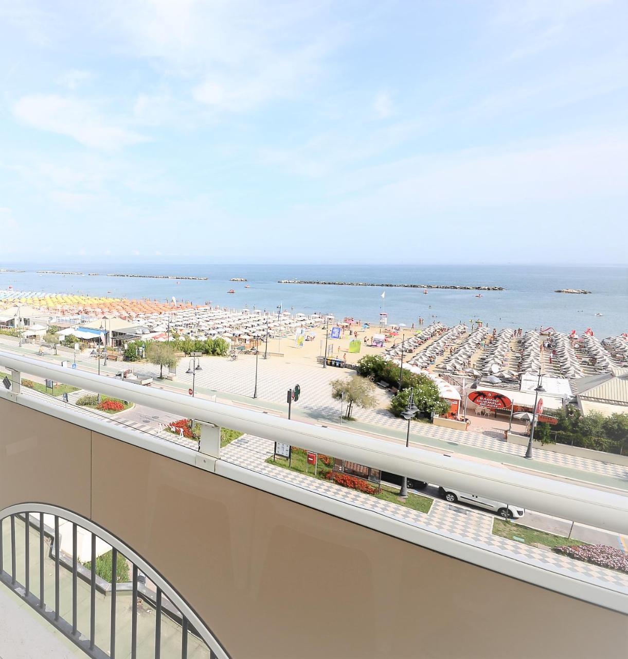 Hotel Cosmopol Cesenatico Esterno foto